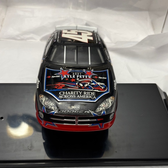 1:24 Diecast 45 Kyle Petty x 2001 Charity Ride Across America NASCAR stock car - Picture 2 of 8